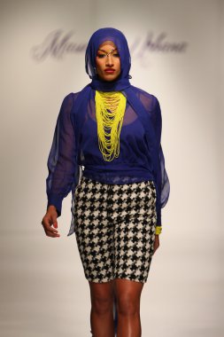 New york, ny-Şubat 07: urbana chappa collection sonbahar kış 2013 mercedes-benz moda haftası üzerinde 07 Şubat 2013 yılında nyc için pist model yürür.