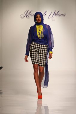 New york, ny-Şubat 07: urbana chappa collection sonbahar kış 2013 mercedes-benz moda haftası üzerinde 07 Şubat 2013 yılında nyc için pist model yürür.