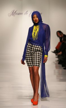 New york, ny-Şubat 07: urbana chappa collection sonbahar kış 2013 mercedes-benz moda haftası üzerinde 07 Şubat 2013 yılında nyc için pist model yürür.
