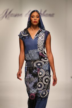 New york, ny-Şubat 07: urbana chappa collection sonbahar kış 2013 mercedes-benz moda haftası üzerinde 07 Şubat 2013 yılında nyc için pist model yürür.