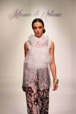 New york, ny-Şubat 07: urbana chappa collection sonbahar kış 2013 mercedes-benz moda haftası üzerinde 07 Şubat 2013 yılında nyc için pist model yürür.