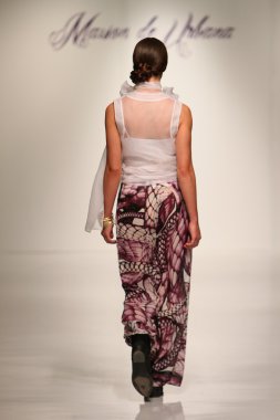 New york, ny-Şubat 07: urbana chappa collection sonbahar kış 2013 mercedes-benz moda haftası üzerinde 07 Şubat 2013 yılında nyc için pist model yürür.