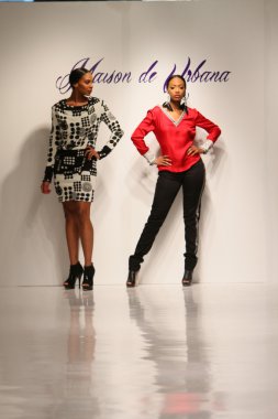 New york, ny-Şubat 07: urbana chappa collection sonbahar kış 2013 mercedes-benz moda haftası üzerinde 07 Şubat 2013 yılında nyc için pist model yürür.