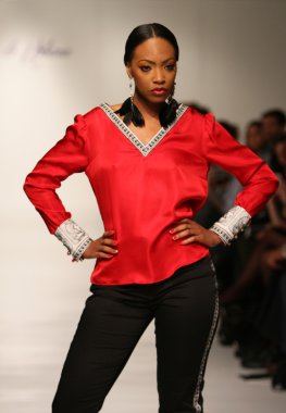 New york, ny-Şubat 07: urbana chappa collection sonbahar kış 2013 mercedes-benz moda haftası üzerinde 07 Şubat 2013 yılında nyc için pist model yürür.