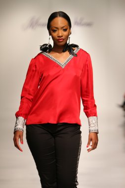 New york, ny-Şubat 07: urbana chappa collection sonbahar kış 2013 mercedes-benz moda haftası üzerinde 07 Şubat 2013 yılında nyc için pist model yürür.