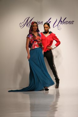 New york, ny-Şubat 07: urbana chappa collection sonbahar kış 2013 mercedes-benz moda haftası üzerinde 07 Şubat 2013 yılında nyc için pist model yürür.