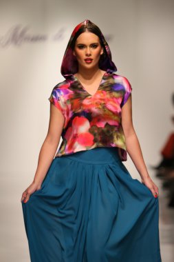 New york, ny-Şubat 07: urbana chappa collection sonbahar kış 2013 mercedes-benz moda haftası üzerinde 07 Şubat 2013 yılında nyc için pist model yürür.