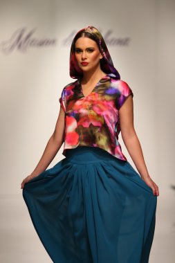 New york, ny-Şubat 07: urbana chappa collection sonbahar kış 2013 mercedes-benz moda haftası üzerinde 07 Şubat 2013 yılında nyc için pist model yürür.