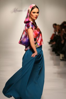 New york, ny-Şubat 07: urbana chappa collection sonbahar kış 2013 mercedes-benz moda haftası üzerinde 07 Şubat 2013 yılında nyc için pist model yürür.