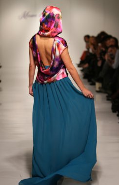 New york, ny-Şubat 07: urbana chappa collection sonbahar kış 2013 mercedes-benz moda haftası üzerinde 07 Şubat 2013 yılında nyc için pist model yürür.