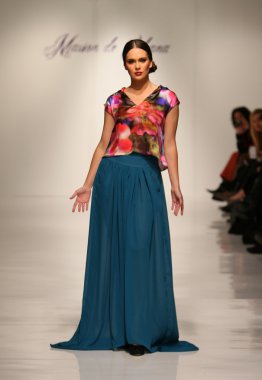 New york, ny-Şubat 07: urbana chappa collection sonbahar kış 2013 mercedes-benz moda haftası üzerinde 07 Şubat 2013 yılında nyc için pist model yürür.