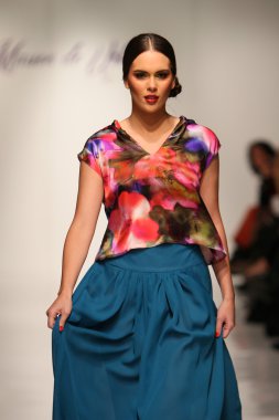 New york, ny-Şubat 07: urbana chappa collection sonbahar kış 2013 mercedes-benz moda haftası üzerinde 07 Şubat 2013 yılında nyc için pist model yürür.