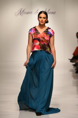 New york, ny-Şubat 07: urbana chappa collection sonbahar kış 2013 mercedes-benz moda haftası üzerinde 07 Şubat 2013 yılında nyc için pist model yürür.