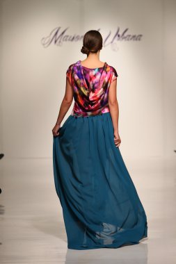 New york, ny-Şubat 07: urbana chappa collection sonbahar kış 2013 mercedes-benz moda haftası üzerinde 07 Şubat 2013 yılında nyc için pist model yürür.