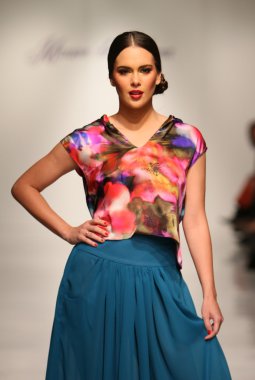 New york, ny-Şubat 07: urbana chappa collection sonbahar kış 2013 mercedes-benz moda haftası üzerinde 07 Şubat 2013 yılında nyc için pist model yürür.