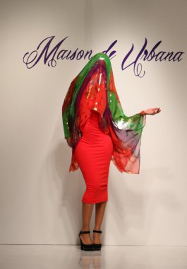 New york, ny-Şubat 07: urbana chappa collection sonbahar kış 2013 mercedes-benz moda haftası üzerinde 07 Şubat 2013 yılında nyc için pist model yürür.