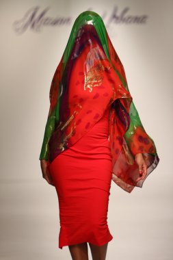 New york, ny-Şubat 07: urbana chappa collection sonbahar kış 2013 mercedes-benz moda haftası üzerinde 07 Şubat 2013 yılında nyc için pist model yürür.