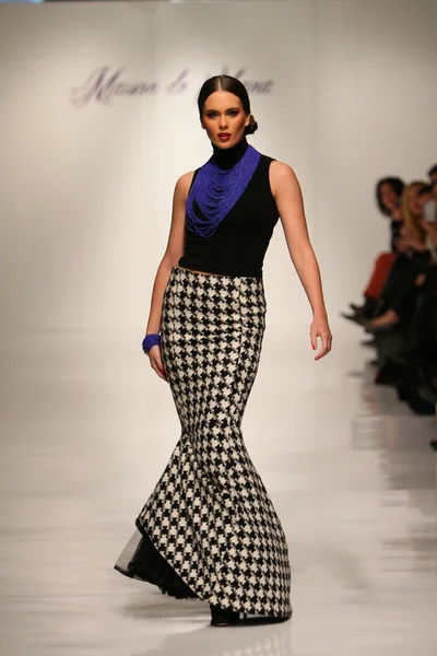 뉴욕, 뉴욕-2 월 7: 모델 어바나 chappa 컬렉션이 겨울 2013 2013 년 2 월 7 일 뉴욕에서에 메르세데스-벤츠 패션 위 크 동안에 활주로 걷고. — 스톡 사진