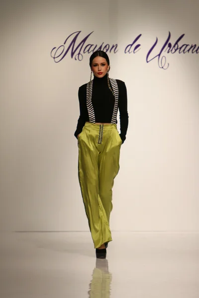 New York-i, ny-február 07: a modell sétál a kifutópályán, urbana-chappa gyűjtemény az őszi téli 2013 mercedes-benz FashionWeek, a február 07, 2013-ban nyc. — Stock Fotó
