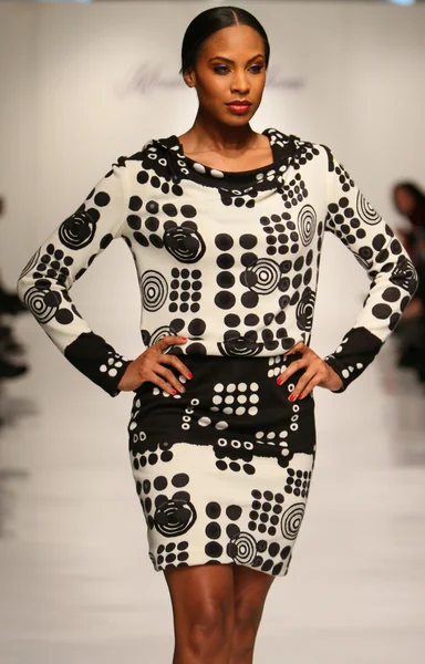 NOVA IORQUE, NY-FEVEREIRO 07: Um modelo caminha na pista da Urbana Chappa Collection para o inverno de outono 2013 durante a Mercedes-Benz Fashion Week em 07 de fevereiro de 2013 em NYC . — Fotografia de Stock