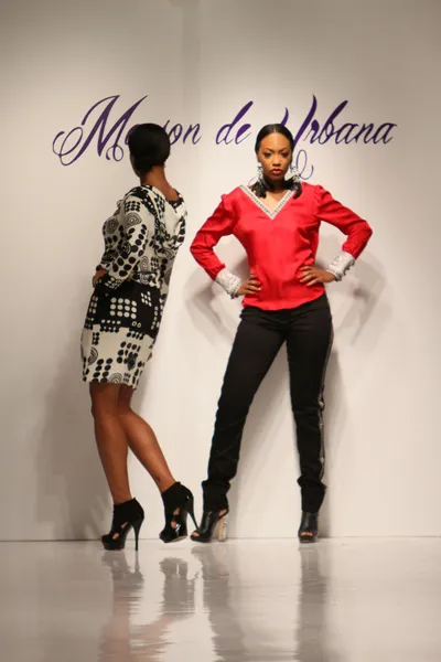 NEW YORK, NY- FEBBRAIO 07: Una modella percorre la pista della Urbana Chappa Collection per l'autunno inverno 2013 durante la Mercedes-Benz Fashion Week del 07 febbraio 2013 a New York . — Foto Stock