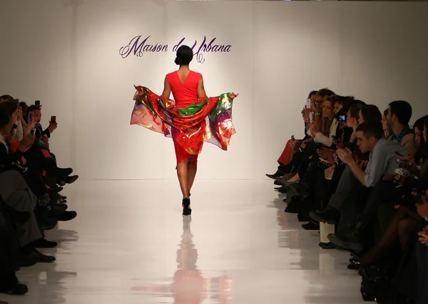 NUEVA YORK, NY- 07 DE FEBRERO: Una modelo camina por la pasarela de la Colección Urbana Chappa para el Otoño Invierno 2013 durante la Semana de la Moda Mercedes-Benz el 07 de febrero de 2013 en Nueva York . — Foto de Stock