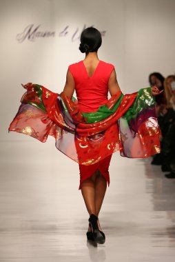 New york, ny-Şubat 07: urbana chappa collection sonbahar kış 2013 mercedes-benz moda haftası üzerinde 07 Şubat 2013 yılında nyc için pist model yürür.