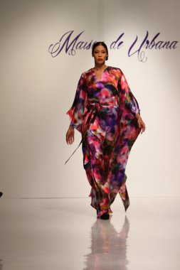 New york, ny-Şubat 07: urbana chappa collection sonbahar kış 2013 mercedes-benz moda haftası üzerinde 07 Şubat 2013 yılında nyc için pist model yürür.