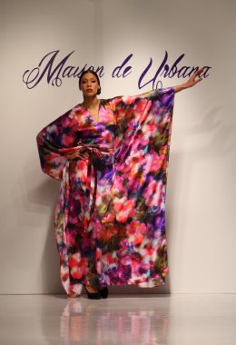 New york, ny-Şubat 07: urbana chappa collection sonbahar kış 2013 mercedes-benz moda haftası üzerinde 07 Şubat 2013 yılında nyc için pist model yürür.