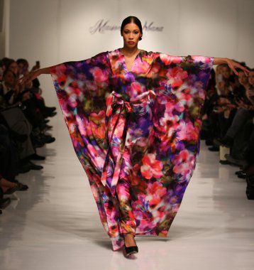 New york, ny-Şubat 07: urbana chappa collection sonbahar kış 2013 mercedes-benz moda haftası üzerinde 07 Şubat 2013 yılında nyc için pist model yürür.