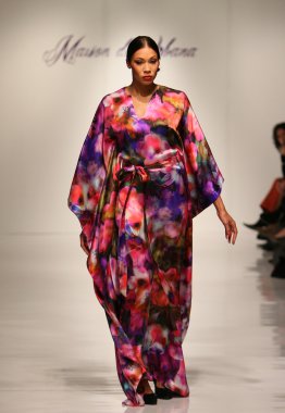 New york, ny-Şubat 07: urbana chappa collection sonbahar kış 2013 mercedes-benz moda haftası üzerinde 07 Şubat 2013 yılında nyc için pist model yürür.