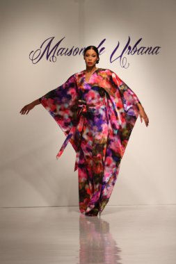 New york, ny-Şubat 07: urbana chappa collection sonbahar kış 2013 mercedes-benz moda haftası üzerinde 07 Şubat 2013 yılında nyc için pist model yürür.