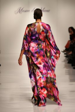 New york, ny-Şubat 07: urbana chappa collection sonbahar kış 2013 mercedes-benz moda haftası üzerinde 07 Şubat 2013 yılında nyc için pist model yürür.