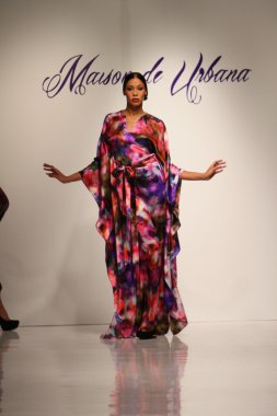 New york, ny-Şubat 07: urbana chappa collection sonbahar kış 2013 mercedes-benz moda haftası üzerinde 07 Şubat 2013 yılında nyc için pist model yürür.
