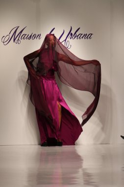 New york, ny-Şubat 07: urbana chappa collection sonbahar kış 2013 mercedes-benz moda haftası üzerinde 07 Şubat 2013 yılında nyc için pist model yürür.