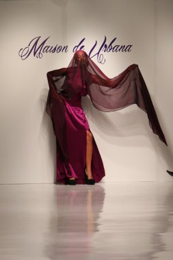 New york, ny-Şubat 07: urbana chappa collection sonbahar kış 2013 mercedes-benz moda haftası üzerinde 07 Şubat 2013 yılında nyc için pist model yürür.