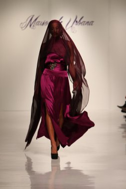 New york, ny-Şubat 07: urbana chappa collection sonbahar kış 2013 mercedes-benz moda haftası üzerinde 07 Şubat 2013 yılında nyc için pist model yürür.