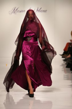 New york, ny-Şubat 07: urbana chappa collection sonbahar kış 2013 mercedes-benz moda haftası üzerinde 07 Şubat 2013 yılında nyc için pist model yürür.