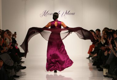 New york, ny-Şubat 07: urbana chappa collection sonbahar kış 2013 mercedes-benz moda haftası üzerinde 07 Şubat 2013 yılında nyc için pist model yürür.