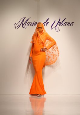 New york, ny-Şubat 07: urbana chappa collection sonbahar kış 2013 mercedes-benz moda haftası üzerinde 07 Şubat 2013 yılında nyc için pist model yürür.