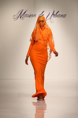 New york, ny-Şubat 07: urbana chappa collection sonbahar kış 2013 mercedes-benz moda haftası üzerinde 07 Şubat 2013 yılında nyc için pist model yürür.