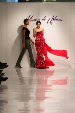 New york, ny-Şubat 07: urbana chappa collection sonbahar kış 2013 mercedes-benz moda haftası üzerinde 07 Şubat 2013 yılında nyc için pist model yürür.