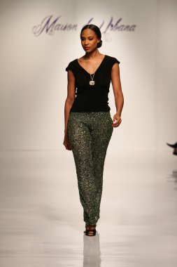 New york, ny-Şubat 07: urbana chappa collection sonbahar kış 2013 mercedes-benz moda haftası üzerinde 07 Şubat 2013 yılında nyc için pist model yürür.