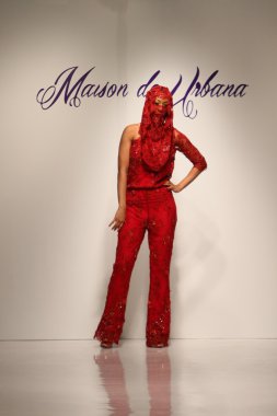 New york, ny-Şubat 07: urbana chappa collection sonbahar kış 2013 mercedes-benz moda haftası üzerinde 07 Şubat 2013 yılında nyc için pist model yürür.