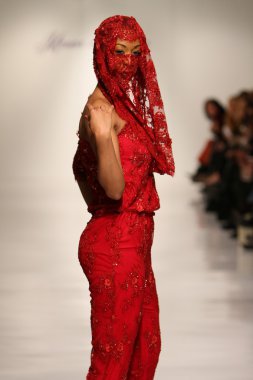 New york, ny-Şubat 07: urbana chappa collection sonbahar kış 2013 mercedes-benz moda haftası üzerinde 07 Şubat 2013 yılında nyc için pist model yürür.