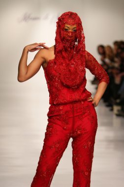 New york, ny-Şubat 07: urbana chappa collection sonbahar kış 2013 mercedes-benz moda haftası üzerinde 07 Şubat 2013 yılında nyc için pist model yürür.