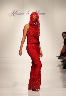 New york, ny-Şubat 07: urbana chappa collection sonbahar kış 2013 mercedes-benz moda haftası üzerinde 07 Şubat 2013 yılında nyc için pist model yürür.