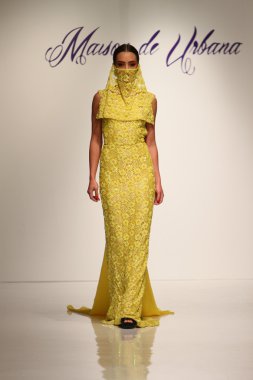New york, ny-Şubat 07: urbana chappa collection sonbahar kış 2013 mercedes-benz moda haftası üzerinde 07 Şubat 2013 yılında nyc için pist model yürür.