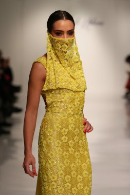 New york, ny-Şubat 07: urbana chappa collection sonbahar kış 2013 mercedes-benz moda haftası üzerinde 07 Şubat 2013 yılında nyc için pist model yürür.