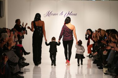 New york, ny-Şubat 07: tasarımcı urbana chappa urbana chappa collection sonbahar kış 2013 mercedes-benz moda haftası üzerinde 07 Şubat 2013 yılında nyc için pist yürür.